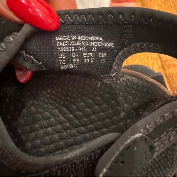 Nike Kids Black and White Sandals Size 7 - Picture 8 of 8